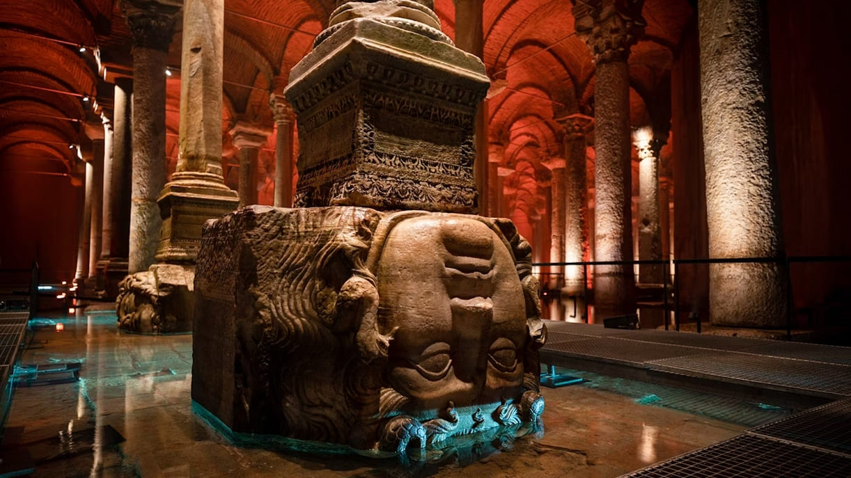 Yerebatan Sarnıcı'ndaki Medusa başı